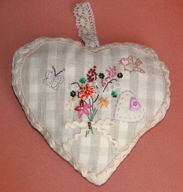 BRODERIE. Coeur de printemps