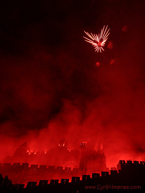 un coeur illumine le ciel de carcassonne