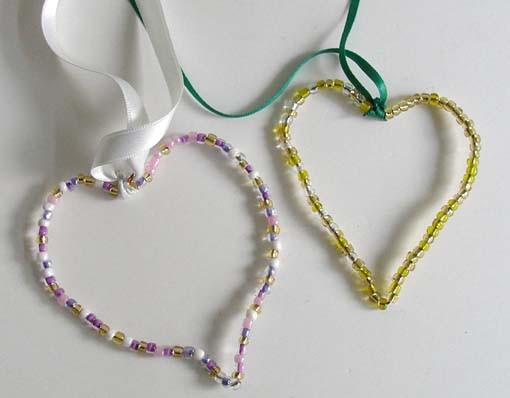 BRICOLAGE. Coeurs en perles de rocailles