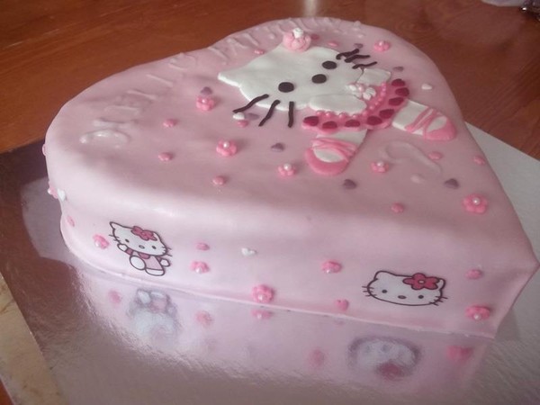 Gâteau en forme de coeur avec Hello Kitty