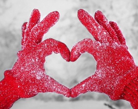 main LOVE d'hiver en gant rouge
