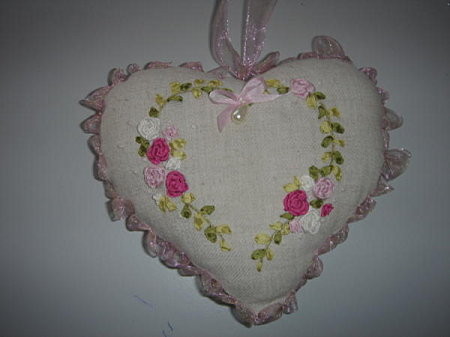 BRODERIE.  Un joli coeur brodé de fleurs