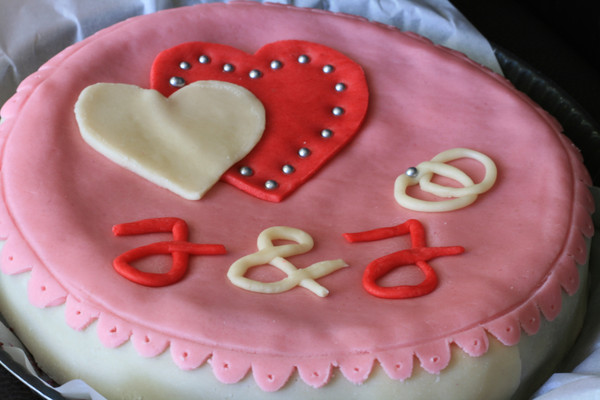 Gâteau décoré au chocolat et fruits rouges