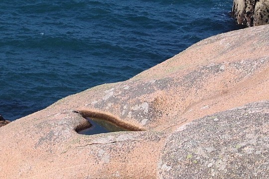 Coeur de la nature. Un coeur creusé dans un rocher