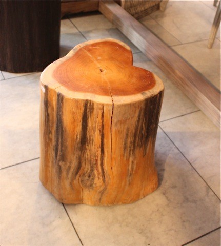 OBJET. Tabouret coeur en bois clair 