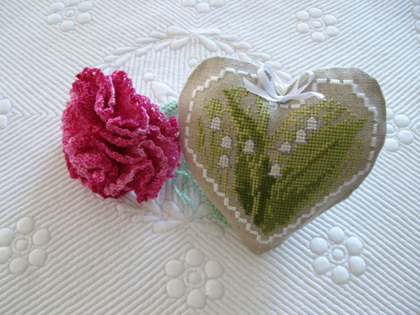 BRODERIE. un joli coeur de muguet