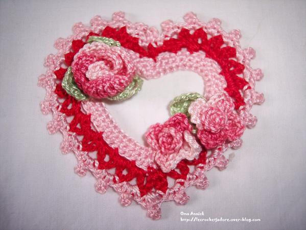 CROCHET. un joli coeur rose et rouge