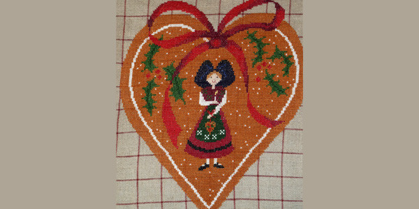 BRODERIE. joli coeur avec une alsacienne