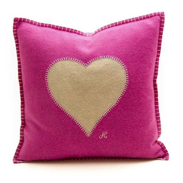 coussin rose avec un coeur creme