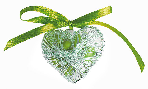 coeur et ruban vert avec dragées assorties 
