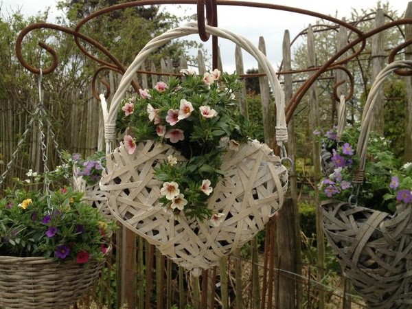 image de fleurs dans un coeur suspendu