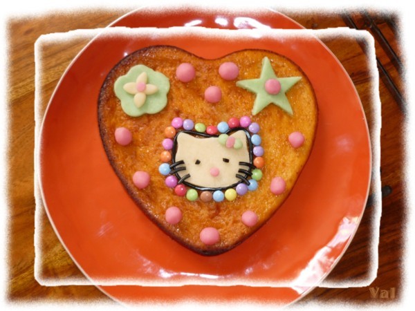 Gâteau coeur Hello Kitty.