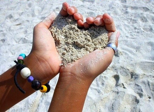 un coeur de sable dans les mains