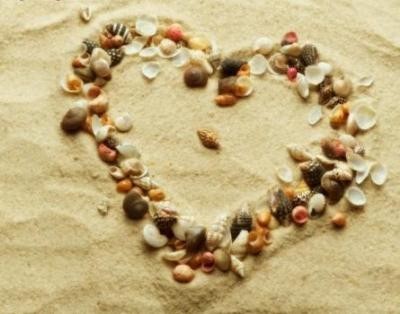 joli coeur de coquillage sur le sable 