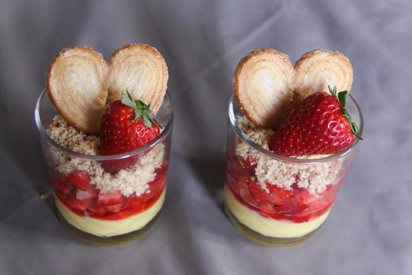 Verrine de fraises avec coeur palmitos