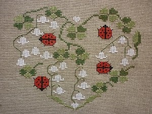 BRODERIE. un coeur porte bonheur avec coccinelle