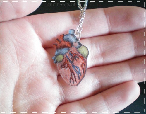 pendentif vrai coeur dans main