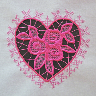 BRODERIE . Coeur rose en tulle