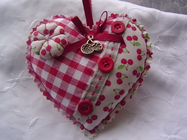 BRODERIE. joli coeur decoratif