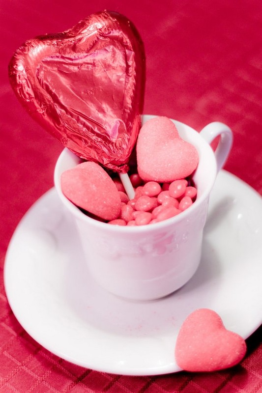 une tasse gourmande rempli de bonbons