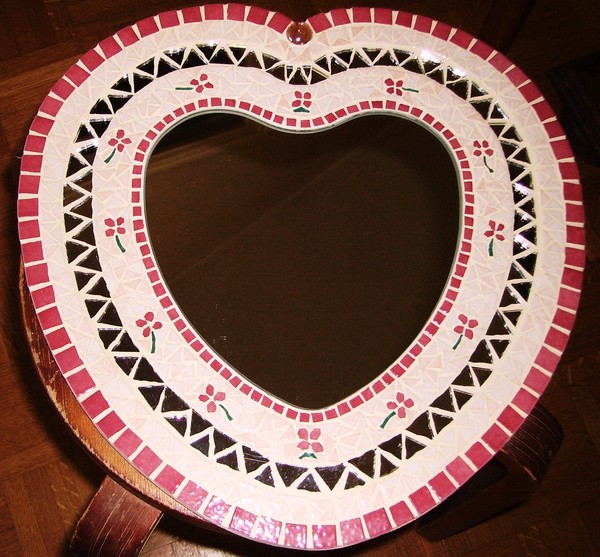 BRICOLAGE. Miroir en forme de coeur en mosaique