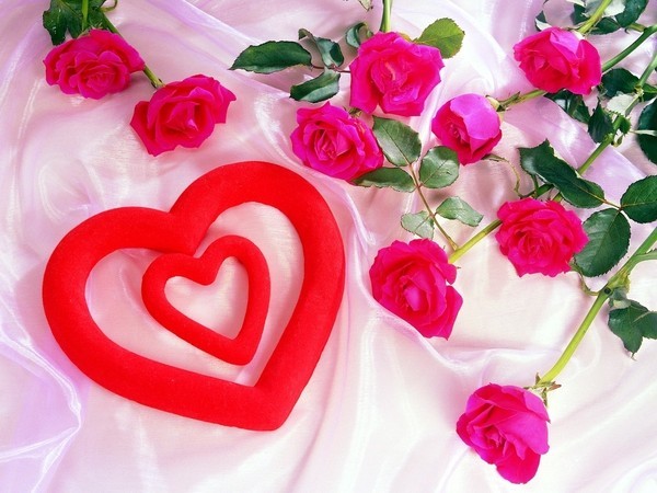 belle image de coeur rouge avec roses roses