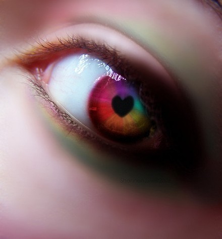 coeur dans un bel oeil multicolore