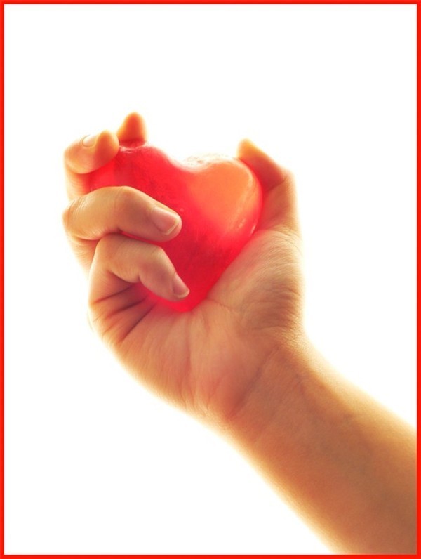 coeur rouge tenue par un main