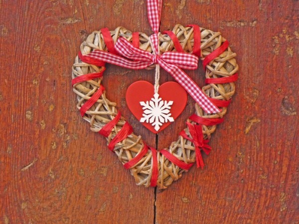 BRICOLAGE.Coeur en osier pour noël avec ruban 