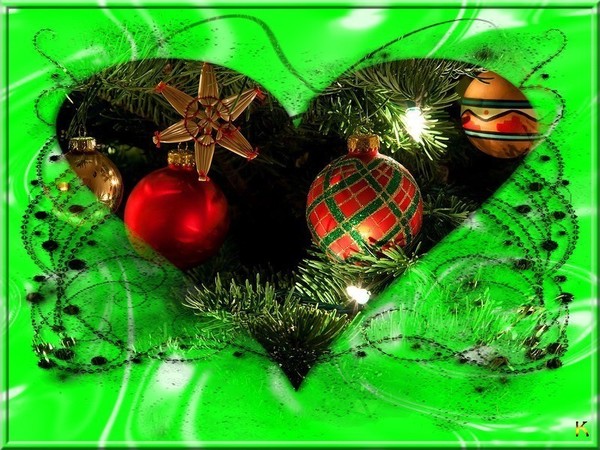 image de coeur avec boules de noël sur fond vert