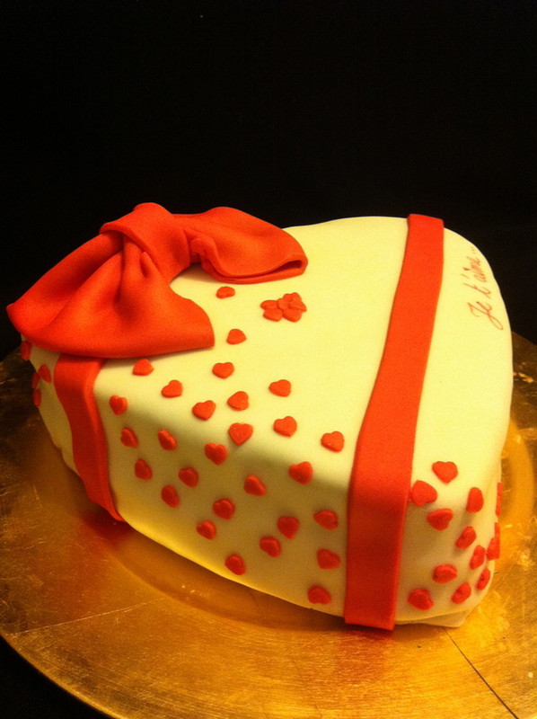 superbe gateau en forme de coeur