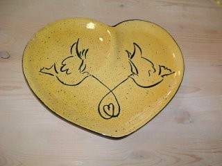 Assiette en forme de coeur avec oiseau