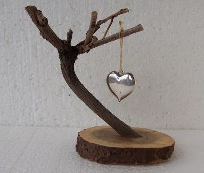 joli pendentif de coeur suspendu a un arbre