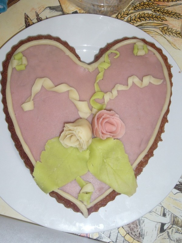 Gateau. joli coeur avec fleur en pâte d'amande