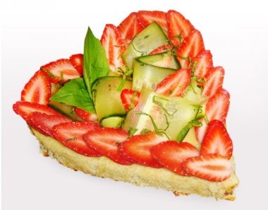 La tarte cœur avec fraise et concombre