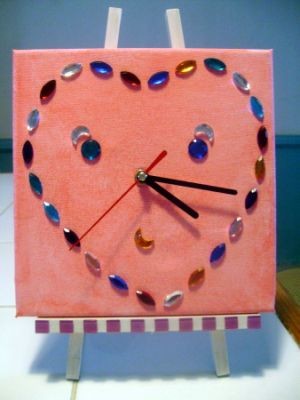 Horloge  coeur rose represantent un visage