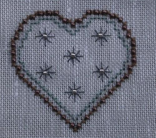 BRODERIE. Joli coeur brodé de perles