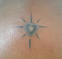 Tatouage Coeur.  Coeur sur nuque