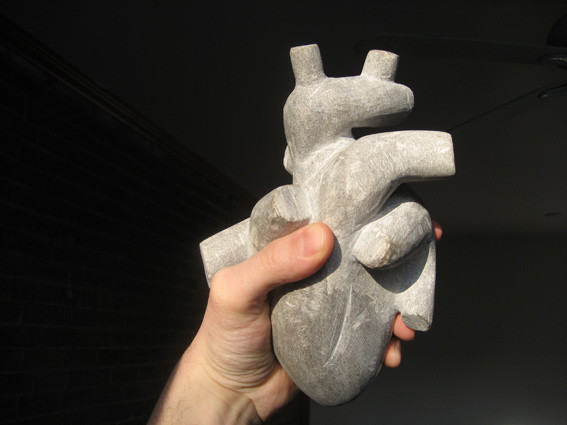  un coeur de pierre dans la main