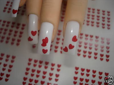 ongle blanc et coeur rouge