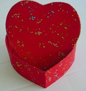 Une jolie boite-coeur en tissus rouge