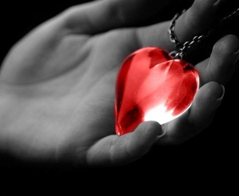 Coeur rouge dans une main