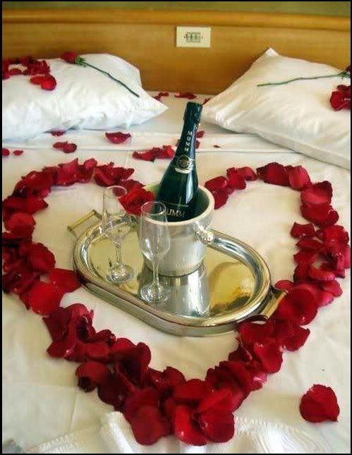 champagne servie dans un joli coeur de petales de roses
