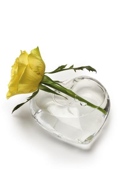 Vase en forme de Coeur avec jolie fleur jaune